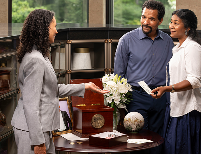 family talking about personalizing urns